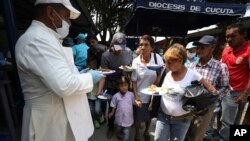 Hiperinflasi setiap bulan mendorong jutaan Venezuela warga lari ke luar negeri, terutama ke Kolombia, untuk berusaha keluar dari kemiskinan (foto: dok).