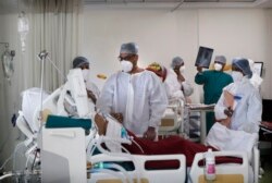 Dr. Kedar Toraskar, tengah, kepala perawatan kritis, memeriksa pasien COVID-19 di bangsal ICU yang dia awasi di Rumah Sakit Pusat Wockhardt Mumbai di Mumbai, India, 5 Juni 2021. (Foto: AP)