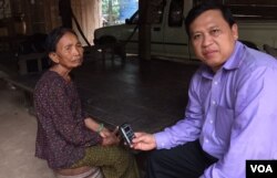 អ្នក​ស្រី អ៊ឹម ចែម អតីត​គណៈ​ស្រុក​ព្រះ​នេត្យ​ព្រះ​ក្នុង​របប​ខ្មែរ​ក្រហម និយាយ​ជាមួយ​នឹង​អ្នក​យក​ព័ត៌មាន​របស់​វីអូអេ​ខ្មែរលោក សុខ ខេមរា នៅ​គេហដ្ឋាន​របស់​អ្នកស្រី​ នៅ​ខេត្ត​ឧត្តរ​មាន​ជ័យ កាល​ពី​ថ្ងៃទី១១ ខែ​សីហា ឆ្នាំ២០១៥។ (សុខ ខេមរា/VOA Khmer)