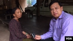 Im Chaem, the former Khmer Rouge secretary of Preah Net Preah district, with VOA Khmer's reporter Sok Khemara in her home, in Oddor Meanchey, on August 11, 2015. (Photo: Sok Khemera/VOA Khmer)