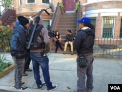 Raisa Andriana dan Chicco Jericho dalam syuting film 'Terjebak Nostalgia' di New York. (VOA/Vena Dilianasari)