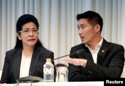 FILE - Sudarat Keyuraphan (L), Pheu Thai Party's prime ministerial candidate, Thanathorn Juangroongruangkit, leader of the Future Forward Party chat before a news conference to form a "democratic front" in Bangkok, March 27, 2019.