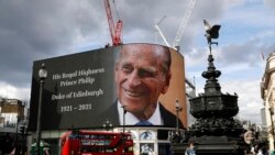 កញ្ចក់​ដ៏​ធំ​មួយ​ដាក់​បញ្ចាំង​រូប​របស់​ព្រះអង្គម្ចាស់ Philip នៅ​ទីក្រុង​ឡុងដ៍ ប្រទេស​អង់គ្លេស ក្រោយ​ពី​មាន​សេចក្ដីប្រកាស​ថា​ព្រះអង្គ​បាន​ចូល​ទិវង្គត។