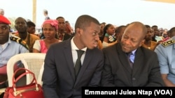 A gauche, William Elong, le CEO de Will And brothers, le 10 février 2018. (VOA/Emmanuel Jules Ntap)