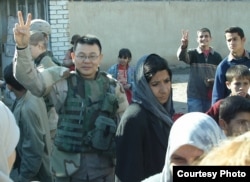 熊焱在战地秀出胜利手势（熊焱提供）