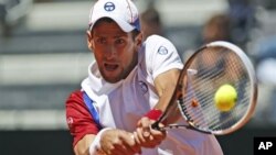 Petenis Serbia, Novak Djokovic melaju ke babak berikutnya dalam Turnamen Cina Terbuka setelah mengalahkan petenis Jerman Michael Berrer.