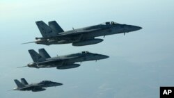 Foto tertanggal 23/9/2014 ini memperlihatkan pesawat tempur AS terbang di atas Irak, sebagai bagian dari koalisi yang dipimpin AS dalam melawan ISIS. Masalah ISIS menjadi masalah luar negeri pelik bagi AS. 