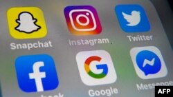 រូបឯកសារ៖ កម្មវិធី​ទូរស័ព្ទ Instagram Snapchat Twitter Facebook Google និង Messenger នៅ​លើ​អេក្រង់ទូរស័ព្ទ​ទំនើប​មួយ ដែល​បាន​ថត​នៅ​ថ្ងៃទី១ ខែតុលា ឆ្នាំ ២០១៩។