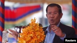 រូបឯកសារ៖ លោកនាយករដ្ឋមន្ត្រី ហ៊ុន សែន ថ្លែងនៅក្នុងពិធីសម្ពោធគម្រោងការពារទឹកជំនន់ក្រោមការឧបត្ថម្ភពីប្រទេសជប៉ុន នៅរាជធានីភ្នំពេញ ថ្ងៃទី៤ ខែមីនា ឆ្នាំ២០១៩។ 