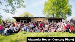 Alexander House, a small vacation home built by a Jewish family in 1927 in the village of Gorss Glienicke, finds a new life.