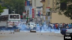 Des manifestants dispersés à coup de gaz lacrymogène par la police au cours d’une manifestation contre un 3e mandat du président Pierre Nkurunziza, vendredi 17 avril 2015.