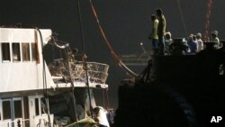 មនុស្សមា្ន​មើល​កប៉ាល់​ដែល​លិច​មួយ​យប់​បន្ទាប់​ពី​ការ​ប៉ះទង្គិចគ្នា​ជាមួយ​នាវា​មួយ​នៅ​ក្បែរ​កោះ Lamma កាលពី​ថ្ងៃទី២ ខែតុលា ឆ្នាំ២០១២។