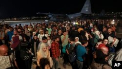 ពលរដ្ឋ​ហ្ស៊កដានី​ដែល​ត្រូវ​បាន​ជម្លៀស​ពី​ប្រទេស​ស៊ូដង់​ធ្វើ​ដំណើរ​មក​ដល់​អាកាសយានដ្ឋាន​យោធា​នៅ​រាជធានី​អាម៉ាន់​​ប្រទេស​ហ្ស៊កដានី​ កាល​ពី​ថ្ងៃ​ទី​២៤ ខែ​មេសា ឆ្នាំ​២០២៣។