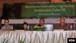 Pembicara pada diskusi mengenai kelapa sawit Indonesia, dari kiri: Mahendra Siregar (Wamenkeu), Shinta Kamdani (pengurus Kadin Indonesia bidang lingkungan hidup), Dr.Erfansjah (moderator dari WWF Indonesia), dan Julian Wilson (Dubes Uni Eropa untuk Indone