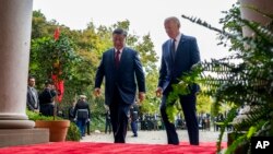 Presiden Joe Biden menyambut Presiden China Xi Jinping di Filoli Estate di Woodside, California, Rabu, 15 November 2023, di sela-sela konferensi APEC. (Doug Mills/The New York Times via AP, Pool)