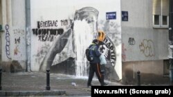Na mural sa likom Ratka Mladića bačena je kofa kreča (foto: Nova.rs/N1 )