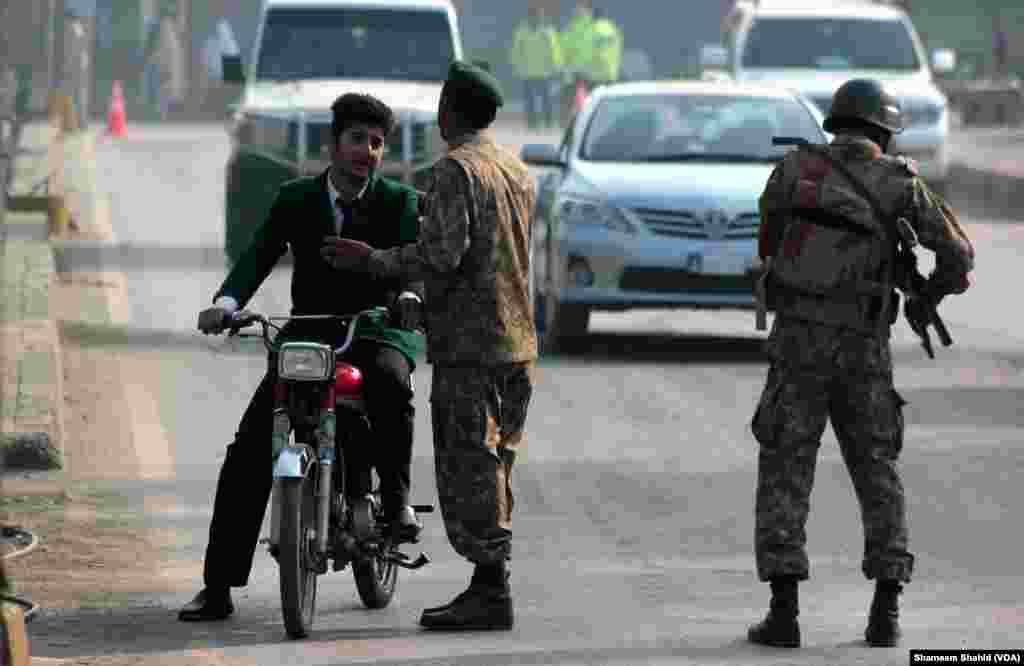 The banned group Tehreek e Taliban Pakistan has claimed responsibility for the attack, Peshawar, Pakistan, Dec. 16, 2014. (VOA)