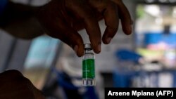 Un médecin présente un flacon du vaccin Oxford/AstraZeneca COVID-19 au centre de santé Vijana à Kinshasa, le 19 mai 2021.