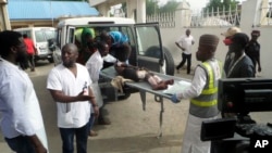 Des agents de la santé embarquent une personne blessée dans une ambulance à la suite d’un attentat-suicide à Damboa, Borno (Nigeria), le 17 juin 2018.