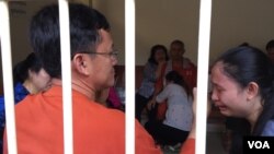 រូបឯកសារ៖ លោក នី ចរិយា អគ្គលេខាធិការ​រង​គណៈកម្មាធិការ​ជាតិ​រៀបចំ​ការ​បោះឆ្នោត កំពុង​អង្គុយ​ជាមួយ​គ្រួសារ​ក្នុង​បន្ទប់​រង់ចាំ​នៅ​តុលាការ​កំពូល​ នៅ​ថ្ងៃទី៣០ ខែវិច្ឆិកា ឆ្នាំ២០១៦។ (កាន់ វិច្ឆិកា/VOA)