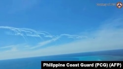 Tangkapan layar Garda Pantai Filipina tampak pesawat Angkatan Udara China menembakkan suar dekat pesawat milik Biro Perikanan dan Sumber Daya Laut Filipina di dekat Scarborough Shoal yang dikuasai China di Laut China Selatan, 19 Agustus 2024. (Foto: Philippine Coast Guard/AFP)