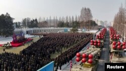 북한은 지난달 31일 조선노동당 중앙위원회 제8기 제6차전원회의에서 600㎜ 초대형방사포 증정식이 성대히 진행됐다며 사진을 공개했다..