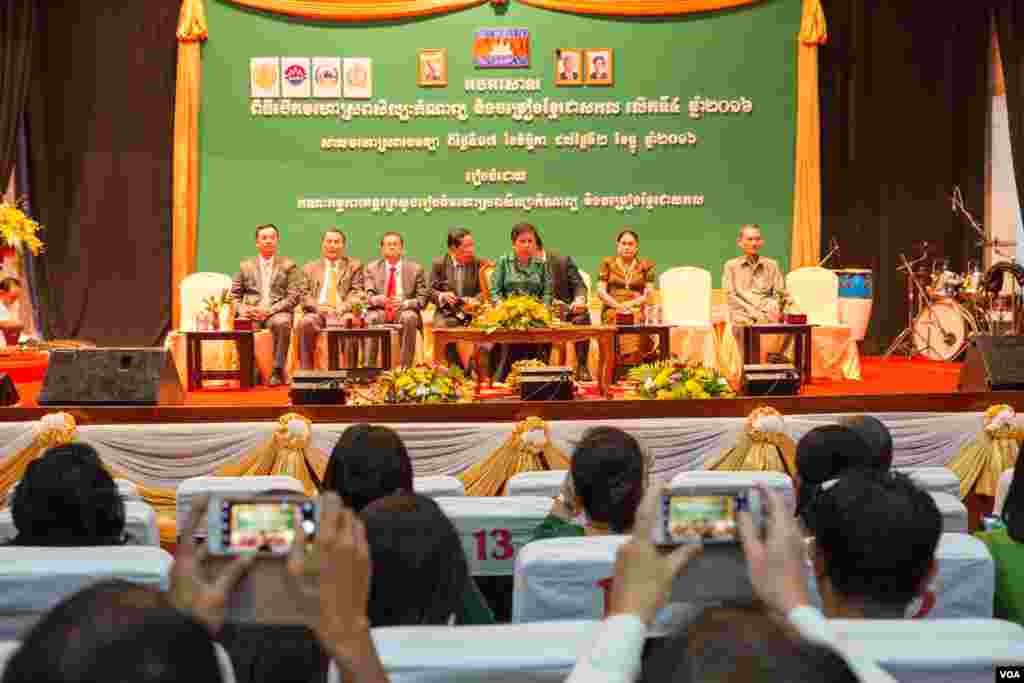 ពិធី​បើក​មហោស្រព​សិល្បៈ​កំណាព្យ​ និង​ចម្រៀង​ខ្មែរ​ជា​សាកល​លើក​ទី៤​ ឆ្នាំ​២០១៦​​ ដើម្បី​បំផុស​ស្មារតី​ចូលរួម​ថែរក្សា​ ការពារ​ និង​លើក​ស្ទួយ​សិល្បៈ​ចម្រៀង​ខ្មែរ​ទាំង​បុរាណ​ និង​សម័យ​ នៅ​ឯ​មហោស្រពចេនឡា រាជធានី​ភ្នំពេញ កាល​ពី​ថ្ងៃ​ទី១៧ ខែ​វិច្ឆិកា​ ឆ្នាំ២០១៦។ (ហ៊ាន​ សុជាតា​/VOA)&nbsp;