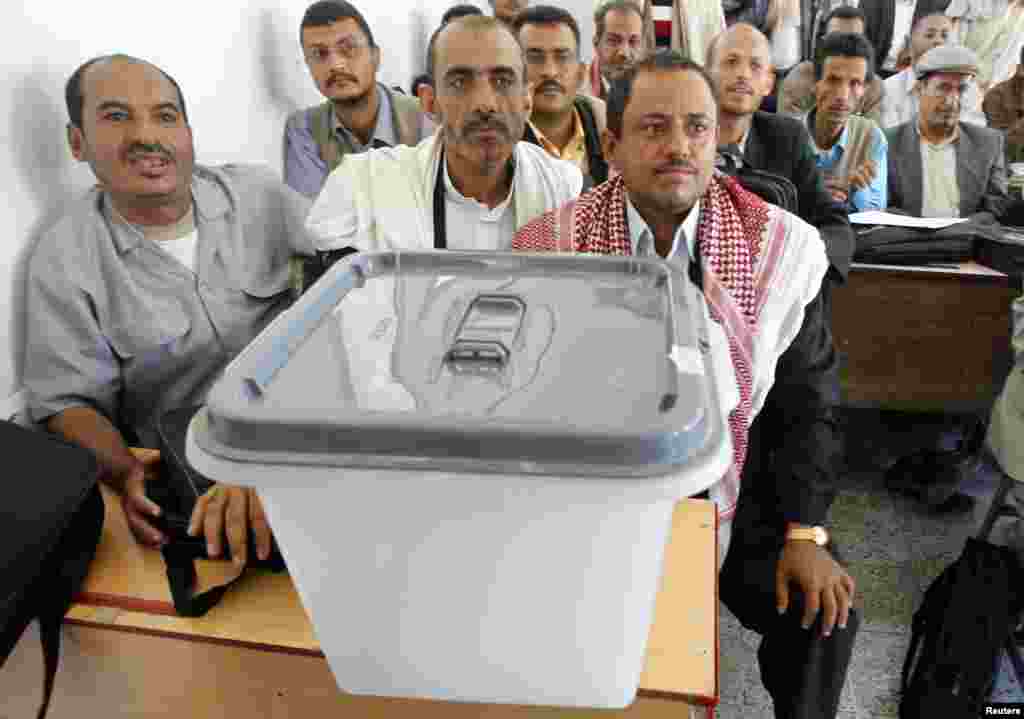 January 30, 2012: Members of electoral sub-committees attend a training session in Sanaa. Yemen&#39;s outgoing president Ali Abdullah Saleh has handed over power to his deputy Abdrabu Mansur Hadi, paving the way for a presidential election on February 21.