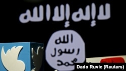 Foto ilustrasi yang menunjukkan sejumlah logo media sosial yang ditampilkan di depan bendera ISIS. Foto diambil di Zenica, Bosnia dan Herzegovina pada 3 Februari 2016. (Foto: Reuters/Dado Ruvic)