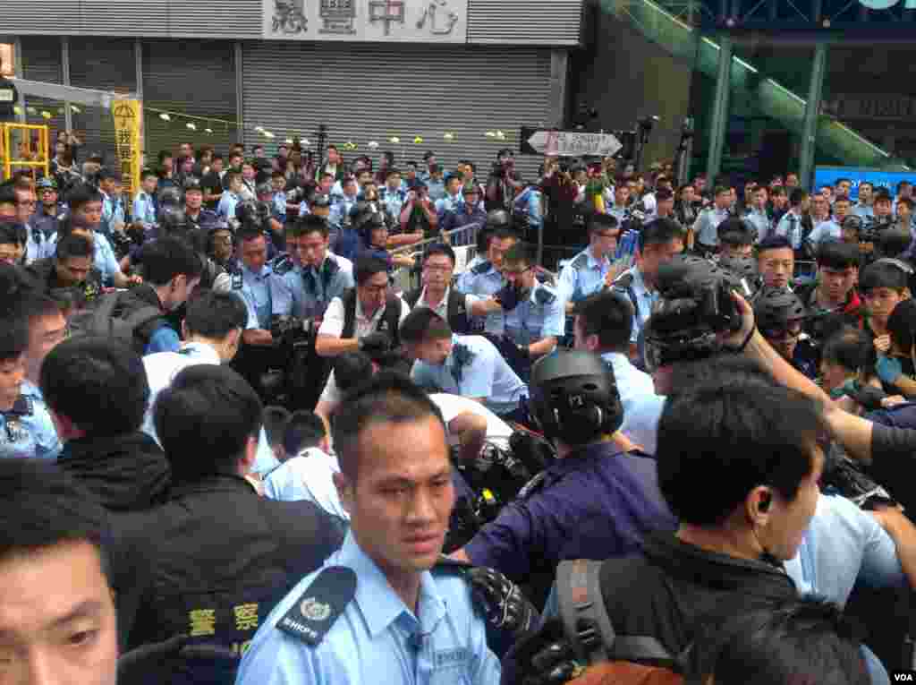 香港警方星期三上午展开强行清场行动（美国之音海彦 拍摄)。