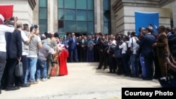 President Recep Tayyip Erdogan (center, holoding microphone) inaugurates a new Turkish embassy during a one-day visit to Somalia's capital Mogadishu, June 3, 2016. (Courtesy - Somalia's state news agency SONNA)