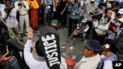 ជនរងគ្រោះ​ទំនាស់​​ដីធ្លី​ក្រុង​​ភ្នំពេញ​​បាតុកម្ម​​នៅ​​តុលាការ​​សាលាក្រុង​​ភ្នំពេញ​​​ ទាមទារ​យុត្តិធម៌​