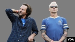Eddie Vedder (L) lead singer of the rock band Pearl Jam, and guitarist Mike McCready.