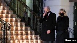 ប្រធានាធិបតី​សហរដ្ឋ​អាមេរិក​លោក Joe Biden និង​អ្នកស្រី Jill Biden ដែល​ជា​ភរិយា បាន​គោរព​វិញ្ញាណក្ខន្ធ​ដែល​អ្នក​ស្លាប់​ចំនួន​កន្លះលាន​នាក់​​ដោយសារ​ជំងឺ​កូវីដ១៩ នៅ​ឯ​សេតវិមាន ថ្ងៃទី២២ ខែកុម្ភៈ ឆ្នាំ២០២១។