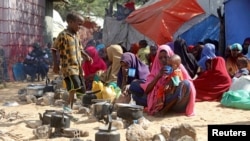 Des familles somaliennes, déplacées après des frappes aériennes américaines près de Mogadiscio, en Somalie, le 12 mars 2020.