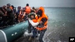 지난 1월 터키에서 에게해를 건너 그리스 레스보스 섬에 도착한 난민들이 구조대의 도움을 받아 보트에서 내리고 있다. (자료사진)