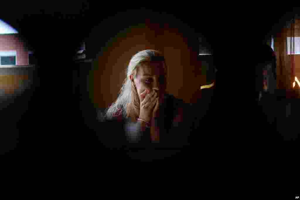 Maria Dolores Agudo Ferrer, ibu dua anak berusia 34 tahun, menangis saat menunggu untuk diusir akibat tidak mampu membayar sewa apartemen di kota Madrid, Spanyol.