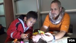 Ken Fowler memberikan tips-tips origami kepada seorang murid. Origami, telah membawa Ken sembuh dari depresi yang pernah dideritanya.