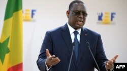 Le président sénégalais Macky Sall fait un geste en s'adressant à la réunion d'été de l'association patronale MEDEF au complexe hippique de Longchamp, à Paris le 27 août 2020.