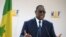 Le président sénégalais Macky Sall fait un geste en s'adressant à la réunion d'été de l'association patronale MEDEF au complexe hippique de Longchamp, à Paris le 27 août 2020.