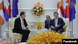 លោក ហ៊ុន សែន ជួប​ជាមួយ​នឹង​លោក George Edgar (ឆ្វេង) ដែល​ជា​ឯក​អគ្គរដ្ឋ​ទូត​សហភាព​អឺរ៉ុប​ដែល​ផុត​អាណត្តិ ភ្នំពេញ ថ្ងៃ​ទី​១៩ ខែសីហា ឆ្នាំ២០១៩៕ (រូបថត​ដកស្រង់​ពី​ទំព័រ​ហ្វេសប៊ុក​ផ្លូវការ​របស់​លោក ហ៊ុន សែន)