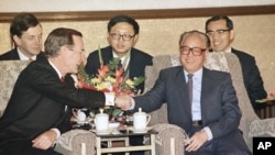 1989年2月26日，美国总统乔治·布什和中国总理兼中共总书记赵紫阳在北京人民大会堂举行会谈时握手。
