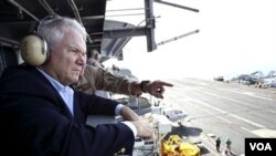 Menteri Pertahanan AS Robert Gates menyaksikan sebuah operasi penerbangan pasukan koalisi, 'Vulture's Row,' di Afghanistan.