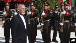 Presiden Ashraf Ghani melakukan inspeksi barisan pasukan kehormatan pada perayaan Hari Kemerdekaan Afghanistan di Kabul, Afghanistan, Senin, 19 Agustus 2019. 