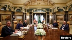 Quan chức Mỹ và Nga tại cuộc hội đàm.