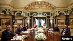 Ամերիկյան և ռուսական պատվիրակությունների բանակցությունների մեկնարկը՝ պետքարտուղար Մարկո Ռուբիոյի ու արտգործնախարար Սերգեյ Լավրովի գլխավորությամբ։ Էր-Ռիադ, Սաուդյան Արաբիա, փետրվարի 18, 2025թ․։