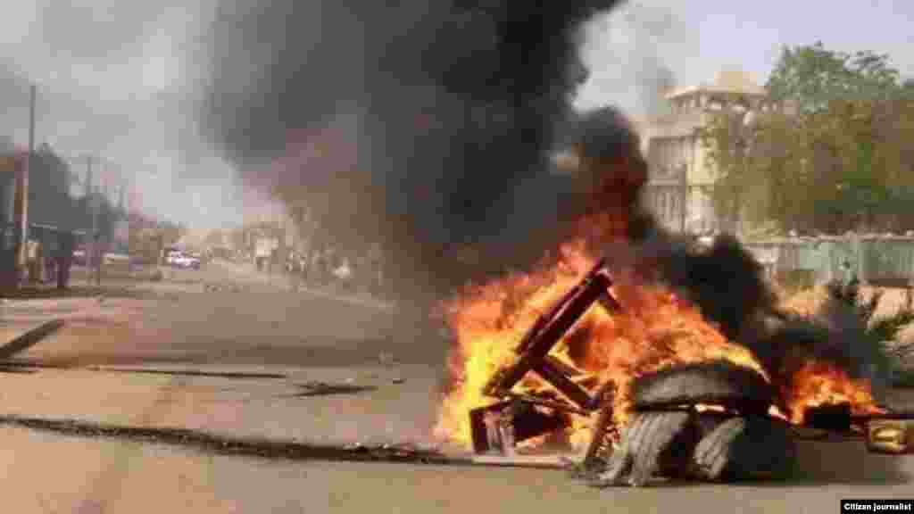 Masu zanga-zanga a Niamey, Nijer, Janairu 18, 2015.