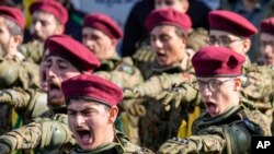 لبنانی عسکریت پسند تنظیم حزب اللہ کے جنگجو، نو جنوری کو اپنے سینئیر رہنما وسام کے جنازے کے جلوس میں۔ فوٹو اے پی