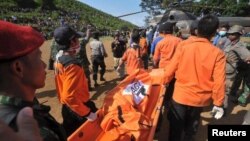 Tim pertolongan Sudan tiba di lokasi kecelakaan pesawat Antonov di kawasan pegunungan dekat kota Talodi, negara bagian Kordofan selatan (19/8). 