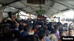 Komuter di sepanjang jembatan stasiun kereta Elphinstone di Mumbai, India, terlihat penuh sesak oleh pengunjung sesaat sebelum terjadinya musibah yang menyebabkan tewasnya 22 orang karena terinjak-injak massa yang panik, 29 September 2017. (TUSHAR SADAKE/via REUTERS/Videograb).